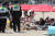 부산 해운대구청 코로나19 방역 단속요원들이 1일 해운대 해수욕장에서 마스크 착용및 5인이상 집합 금지 계도를 하고 있다. 송봉근 기자