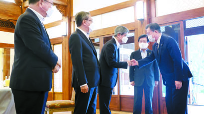 [사진] 헌법기관장들과 인사하는 문 대통령