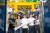 페리지에어로스페이스의 신동윤 대표(앞줄 맨 왼쪽)와 직원들이 대전 KAIST 문지캠퍼스 내 연소시험장 엔진 시험대 앞에서 각자 담당한 파트들을 들고 모였다. [사진 페리지에어로스페이스]