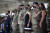 서욱 국방부장관, 존 아퀼리노 인도태평양사령관, 신임 폴 라캐머러 사령관 내외, 로버트 에이브람스 사령관 내외(왼쪽부터)가 경례를 하고있다. 사진공동취재단