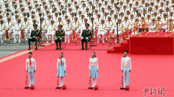 시진핑, 마오쩌둥 옷 입고 등장…빨간 스카프 두른 청년들은 “충성 맹세”