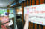 수도권 사회적 거리두기 기준 완화가 유보된 30일 서울의 한 음식점 주인이 7월 1일부터 6인까지 모임 가능하다고 써 놓은 알림 글을 지우고 있다. [연합뉴스]
