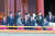 인민복 차림의 시진핑(習近平·왼쪽) 국가주석이 이날 천안문 망루에 입장하는 후진타오(胡錦濤) 전 주석을 맞이하고 있다. 두 사람은 행사 내내 나란히 앉았다. [로이터=연합뉴스]