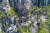 지난 6월 10일 두타산 베틀바위 산성길(7.3㎞)이 전면 개방됐다. 사진은 바위 중턱에 나무 계단을 설치해 만든 ‘두타산 협곡 마천루’ 전망대. 이 자리에 서면 웅장한 번쩍바위와 박달계곡, 용추폭포가 한눈에 담긴다. [사진 동해시]