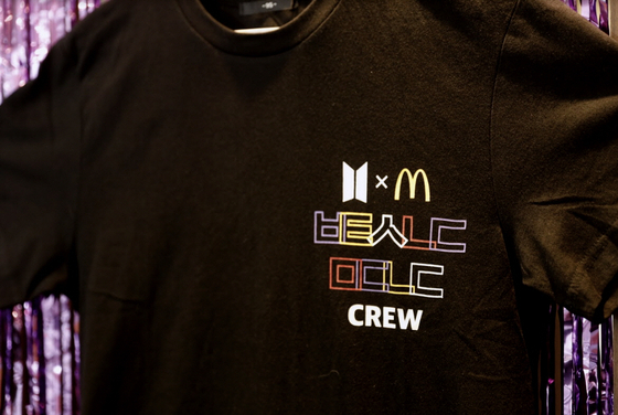 맥도날드 점원이 입는 티셔츠에 한글 자음이 로고처럼 새겨졌다. [사진 맥도날드]