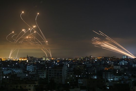 지난 5월 14일 팔레스타인 하마스가 로켓탄을 쏘자 이스라엘이 아이언돔을 발사해 공중에서 요격하고 있다. AFP=연합뉴스