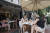 싱가포르의 한 식당에 손님들이 야외 테이블에 앉아 식사하고 있다.EPA=연합뉴스