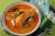 세계 3대 수프 중 하나로 꼽히는 태국 음식 똠양꿍. 생김새는 짬뽕, 섞어찌개와 비슷한데 맵고 짜고 달고 신 맛이 모두 강렬하다. 사진 태국관광청