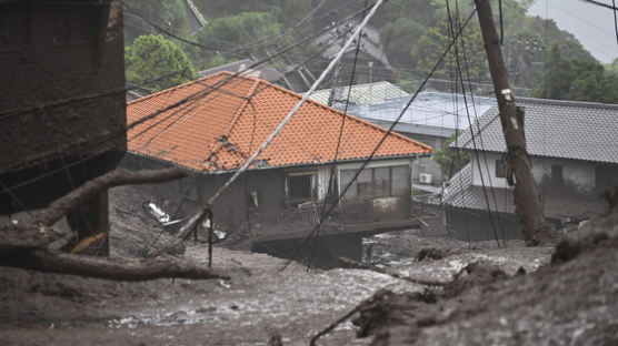 흙더미가 건물 130채 쓸어버렸다…日 100년만의 폭우 참사[영상]