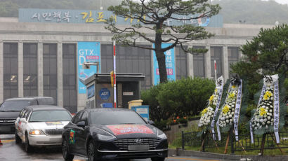‘김부선 반대’ 스티커 붙은 300대 차량…국회·청와대 앞 누볐다
