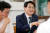 더불어민주당 박용진 의원이 지난달 24일 전북 전주시 왱이콩나물국밥집에서 열린 청년정치인 간담회에서 대화하고 있다. 연합뉴스