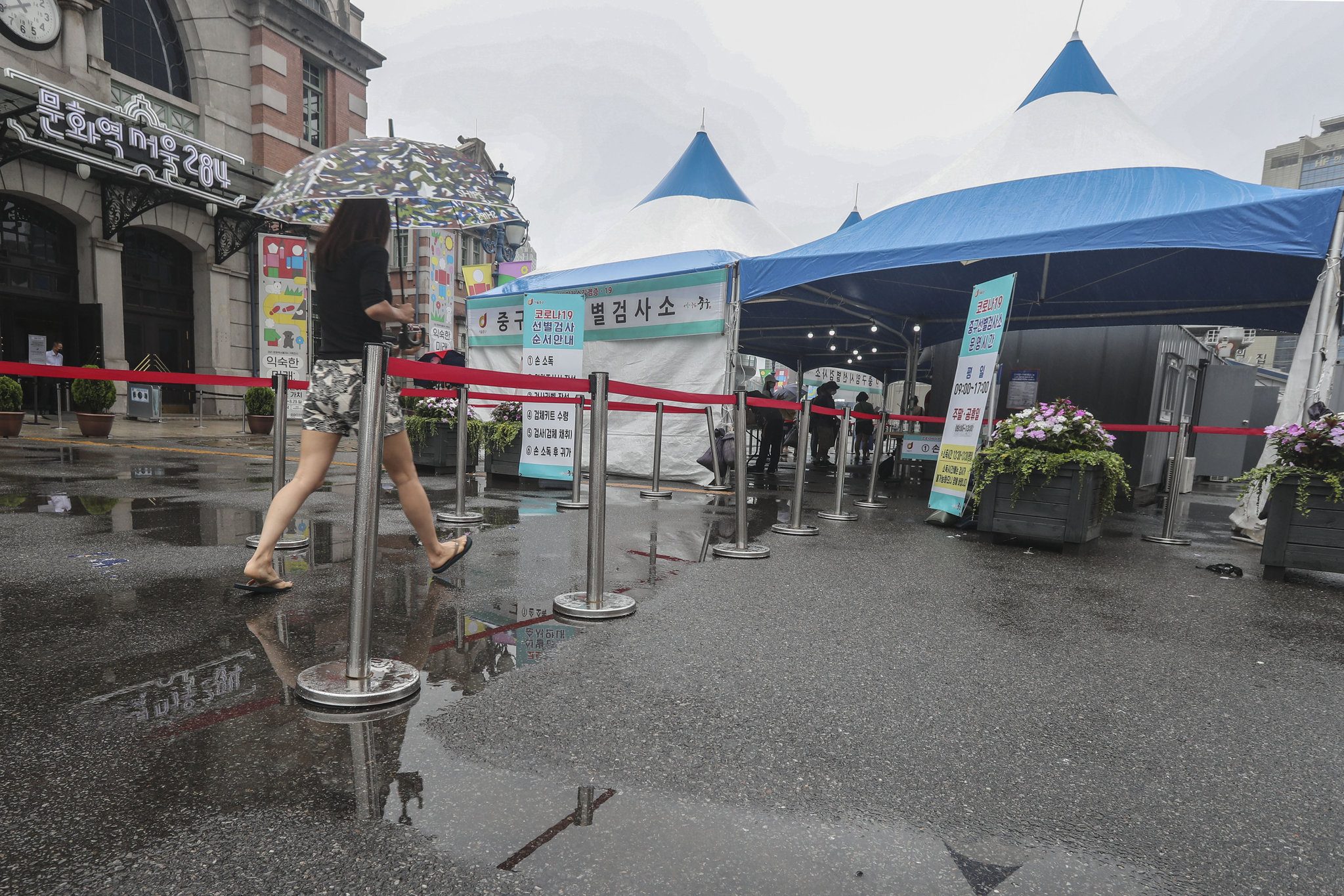 비가 오는 궂은 날씨에도 서울역 선별검사소를 찾은 한 시민. 김성룡 기자