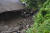일본 육상자위대 요원들이 4일 오전 시즈오카 현 아타미 시 산사태 현장에서 진흙을 꼬챙이로 찌르며 실종자를 찾고 있다. AFP=연합뉴스
