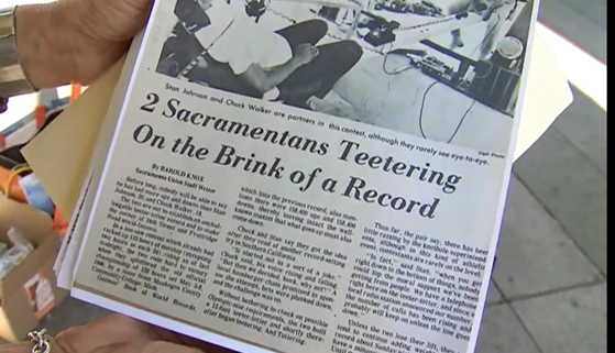 척 워커가 지난 1971년 시소 세계 신기록을 세웠을 당시 나왔던 기사. [CNN]