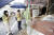 5일 오전 광주 북구 우산동 주택가에서 북구청 직원들이 폭우로 인한 안전사고 예방을 위해 빈집의 건물 상태와 붕괴 위험성 등을 확인하고 있다. 연합뉴스