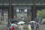 본격적인 장마가 시작된 4일 오전 서울 종로구 경복궁을 찾은 시민들이 우산을 쓴 채 이동하고 있다. 김성룡 기자