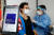 5일 서울 관악구 에이치플러스 양지병원에서 1차때 아스트라제네카(AZ) 백신을 맞은 60대 한 여성이 2차로 화이자 백신을 맞고 있다. 뉴스1