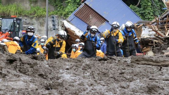 "목까지 진흙에 파묻혔다" 日시즈오카 산사태서 '구사일생'...행방불명 29명 