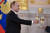 푸틴 러시아 대통령이 자국에서 생산된 스파클링 와인만 샴페인으로 부르는 법을 통과시켰다. 로이터=연합뉴스