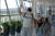 샌드 박스 프로그램 시행 후 첫 비행기를 타고 푸껫 공항에 도착한 외국인 관광객 가족. 사진 태국관광청