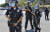 LA경찰은 공포탄을 쏜 끝에 시위대를 해산시켰다. 미주 중앙일보 김상진 기자 