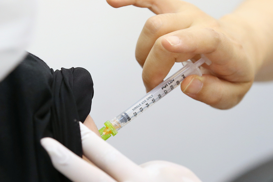 6일 서울 강남구 압구정로 코로나19 강남구 예방접종센터에서 한 시민이 화이자 백신을 접종하고 있다. 뉴스1 