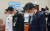 지난달 9일 서욱 국방부 장관(오른쪽)이 국회에서 열린 국방위원회 전체회의에서 성추행 피해 신고 뒤 극단적 선택을 한 공군 이 모 중사를 추모하는 묵념을 하고 있다. 사진 연합뉴스