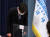 대통령비서실 김상조 전 정책실장이 3월 29일 청와대 춘추관에서 열린 브리핑에서 퇴임 인사에 앞서 고개숙여 인사하고 있다. 연합뉴스