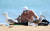 영국 켄트주 브로드스테어스의 한 해변에서 피서객이 일광욕을 하고 있다. [EPA=연합뉴스] 