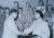 김일성 북한 수상(왼쪽)과 저우언라이 중국 총리가 1961년 7월 11일 중국 베이징에서 ‘북·중 우호협력상호원조 조약’을 체결한 뒤 악수를 나누며 웃고 있다. 조약은 20년마다 갱신되는 것으로 알려진다. [바이두 캡처]