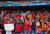 스페인 축구 팬이 6일 런던 웸블리 구장에서 응원전을 펼치고 있다. 로이터=연합뉴스