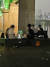 6일 오후 11시가 넘은 시각, 서울 광진구의 뚝섬한강공원에서 한 무리의 시민들이 음식과 함께 맥주를 마시고 있다. 허정원 기자.