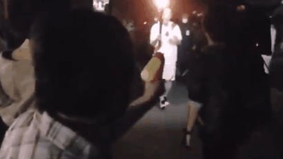 日올림픽 성화에 물총 난사···체포된 검정 마스크女 외친 말[영상]