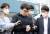 텔레그램 '박사방'에서 조주빈과 공모해 성 착취물을 제작 유통한 혐의를 받는 남경읍이 지난해 7월 서울 종로경찰서에서 검찰로 송치되는 모습. 뉴시스