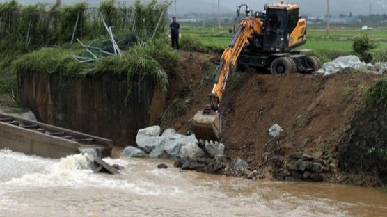 [사진] 폭우에 무너진 제방