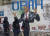 지난 7일(현지시간) 아이티 수도 포르토프랭스에서 총격을 받아 숨진 조브넬 모이즈 대통령의 벽화 근처에 경찰이 서 있다. AP=연합뉴스
