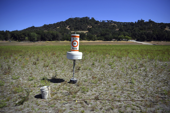 바닥을 드러낸 멘도시노 호수. 개빈 뉴섬 주지사는 캘리포니아 주민들에게 "자발적으로 물 사용량을 15% 줄여달라"고 호소했다. AP=연합뉴스