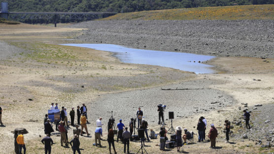 맨땅 드러난 호수…역대급 가뭄 덮친 美캘리포니아 충격 풍경