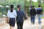 서울 여의도공원에서 시민 및 직장인들이 외투를 벗어 팔에 걸친 채 산책을 즐기고 있다. 연합뉴스