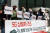 지난 4월 서울 중구 SKT타워 앞에서 시민단체 회원들이 5G 상용화 2년 불통 보상 및 서비스 개선 촉구 기자회견을 하고 있다. 뉴스1
