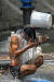지난 6일 폭염이 나타난 인도 뉴델리에서 한 남성이 파이프라인에서 흐르는 물로 목욕하고 있다. AFP=연합뉴스