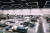 지난달 28일 미국 서북부 오리건주 포틀랜드의 컨벤션센터에 마련된 냉방센터에서 주민 들이 더위를 식히고 있다. [AFP] 