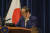 스가 요시히데 일본 총리가 8일 도쿄 총리관저에서 기자회견을 하고 있다. AP=연합뉴스 