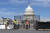 미 연방의사당 주변의 높이 2.4m 검은색 철제 펜스가 10일 철거되고 있다. AP=연합뉴스