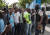 아이티 경찰들이 대통령 암살 사건 소식에 거리로 쏟아져 나온 시민들을 통제하고 있다. [AFP=연합뉴스]