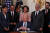 조 바이든 미국 대통령(가운데)이 9일(현지시간) 백악관에서 미국 경제에 경쟁을 촉진하기 위한 행정명령에 서명을 하고 있다.[로이터=연합뉴스]