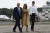 도널드 트럼프 전 대통령과 멜라니아, 아들 배런 트럼프가 지난해 8월 뉴저지주 모리스타운 공항에서 에어포스원으로 걸어가고 있는 모습. AP=연합뉴스