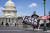 펜스를 철거해 보행이 자유로워진 미 연방의사당 앞에서 바이든 대통령에 반대하는 한 미국 시민이 시위를 벌이고 있다. AFP=연합뉴스