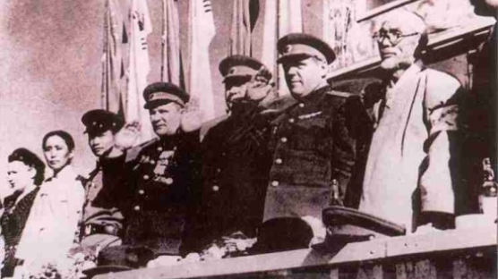 "소련 해방군"이라는 김원웅…45년 조만식 "은행 터는 점령군"