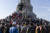 반정부 시위대가 쿠바의 수도 아바나의 기념탑을 장악한 모습. [AP=연합뉴스]
